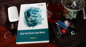 Cinta Tak Pernah Tepat Waktu dan Badai Kenangan