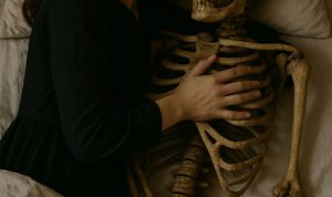 Cerpen: Seorang Perempuan dan Tengkorak di Pelukannya